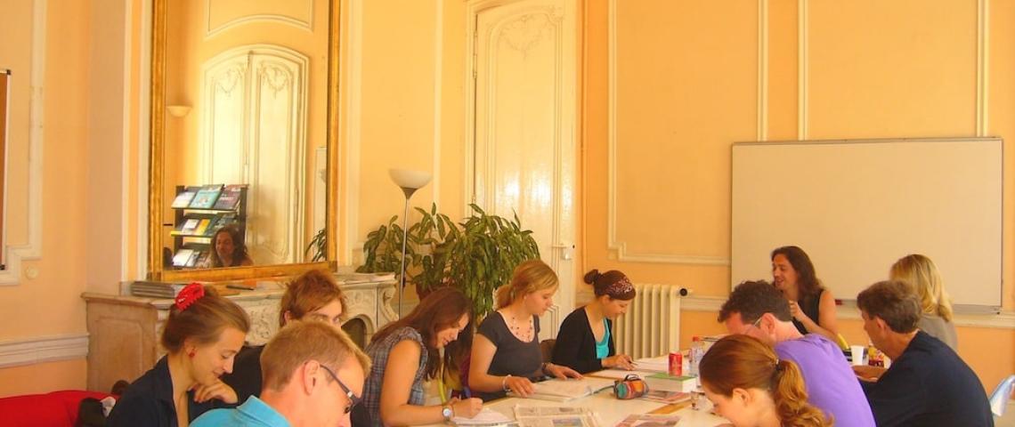 Sprachschüler sitzen im Klassenzimmer in Sprachschule Montpellier 