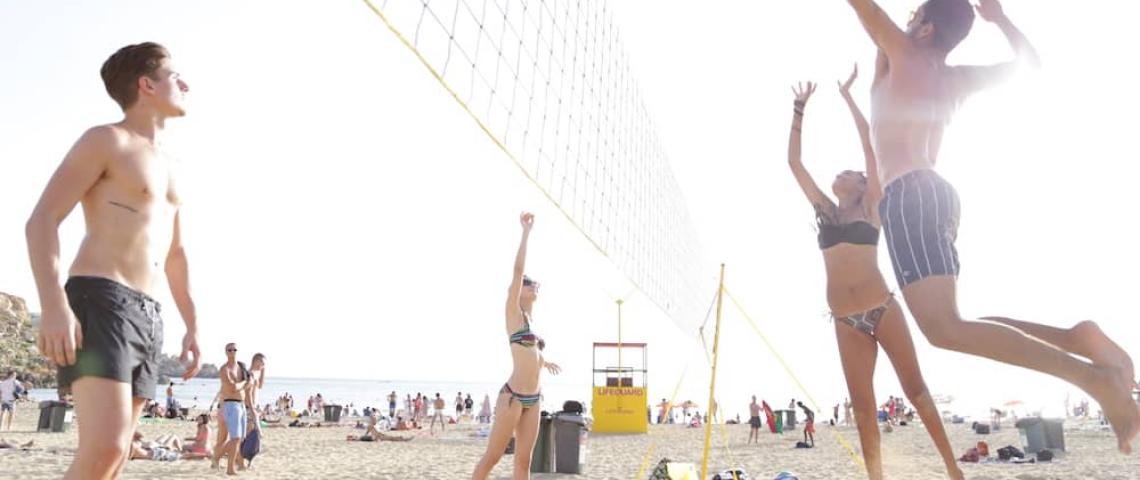 Eine Englisch Klasse spielt am Strand von Sliema Volleyball