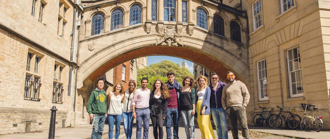 Junge Erwachsene erkunden die Stadt Oxford Kaplan International während Sprachreise