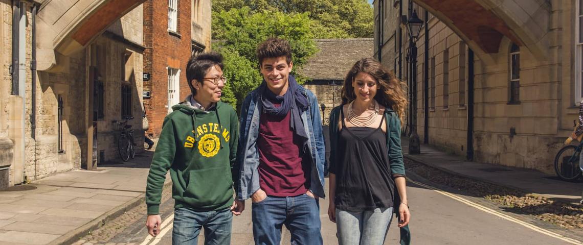 Sprachschüler erkunden Oxford