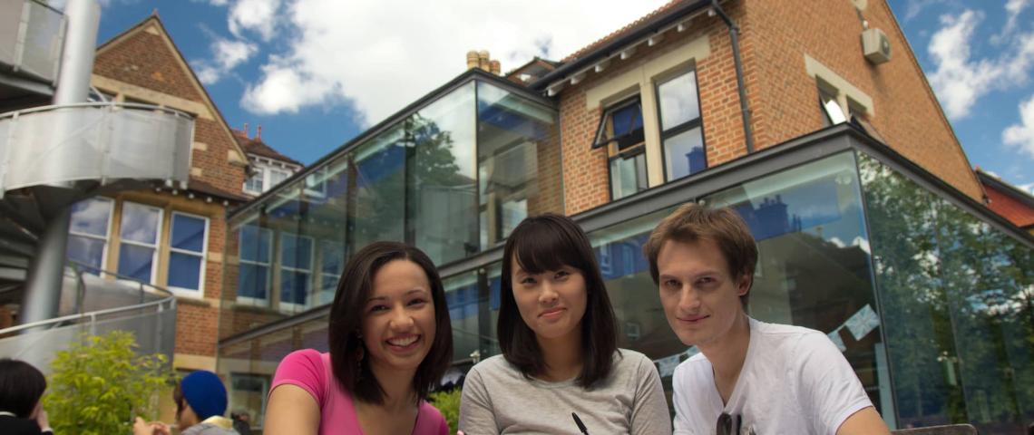Englisch lernen vor der Sprachschule Kaplan International in Oxford
