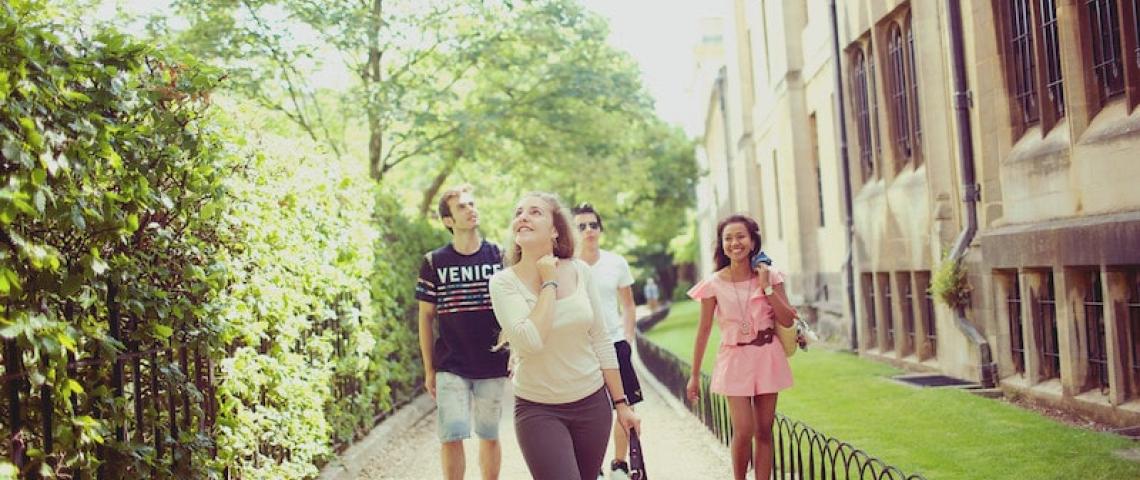 Sprachschüler laufen durch Oxford
