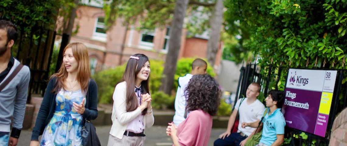 Junge Erwachsene am Campus