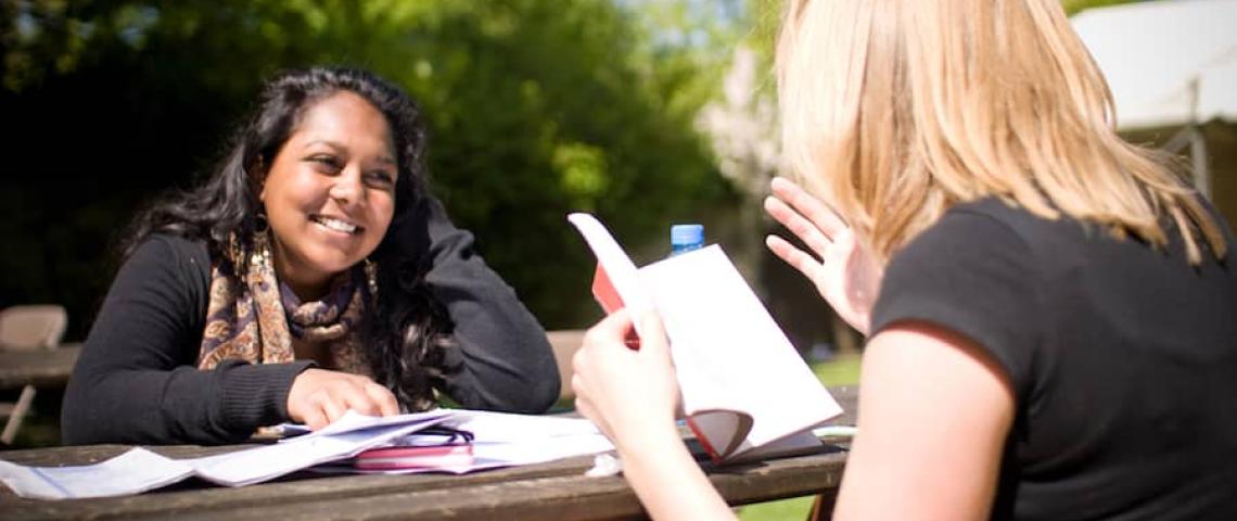 Sprachschülerinnen in Cambridge sitzen in  der Sonne