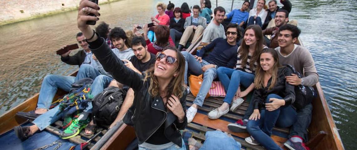 Ausflug in Cambridge mit Floß auf dem Wasser