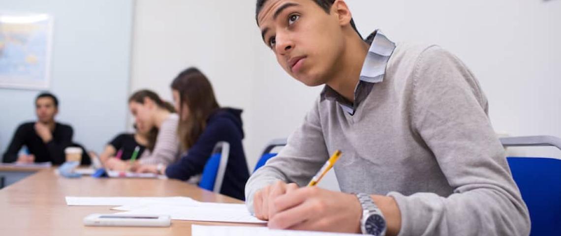 Sprachschüler konzentriert sich auf das Englisch-Lernen in Cambridge