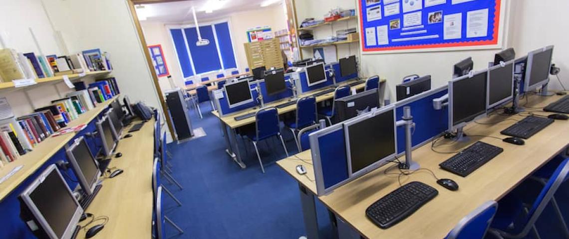 Moderner Computerraum in der Sprachschule Studio Cambridge