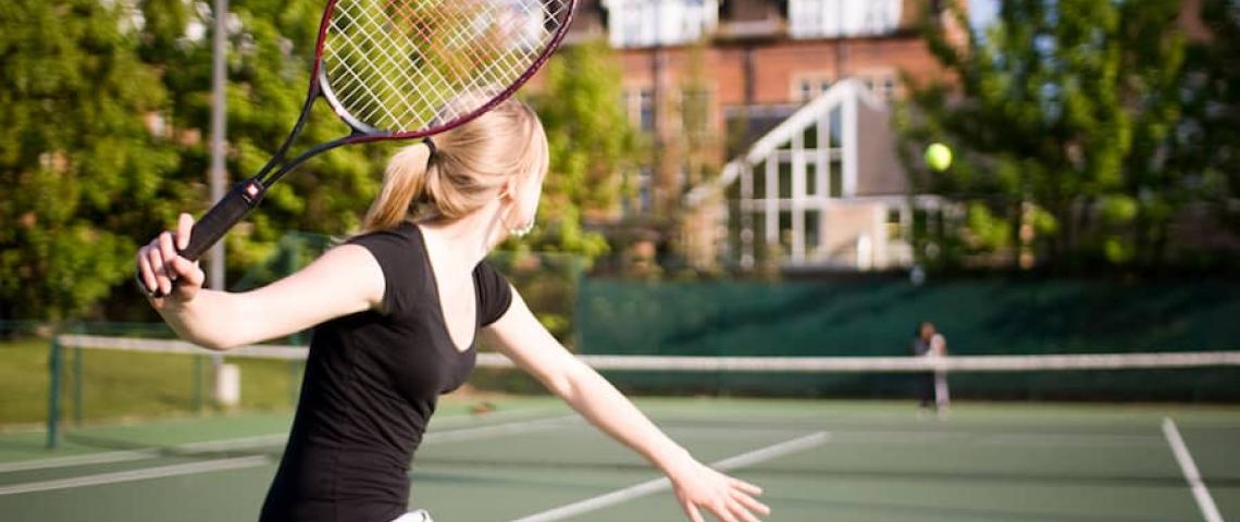 Tennis Spielen am Tennis Court in Cambridge