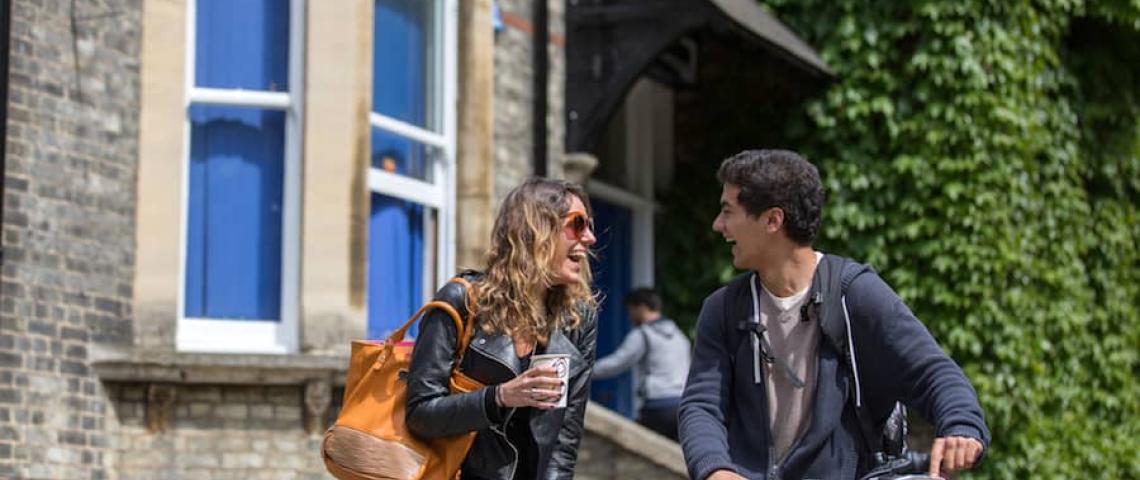 Junge Erwachsene unterhalten sich vor Sprachschule in Cambridge