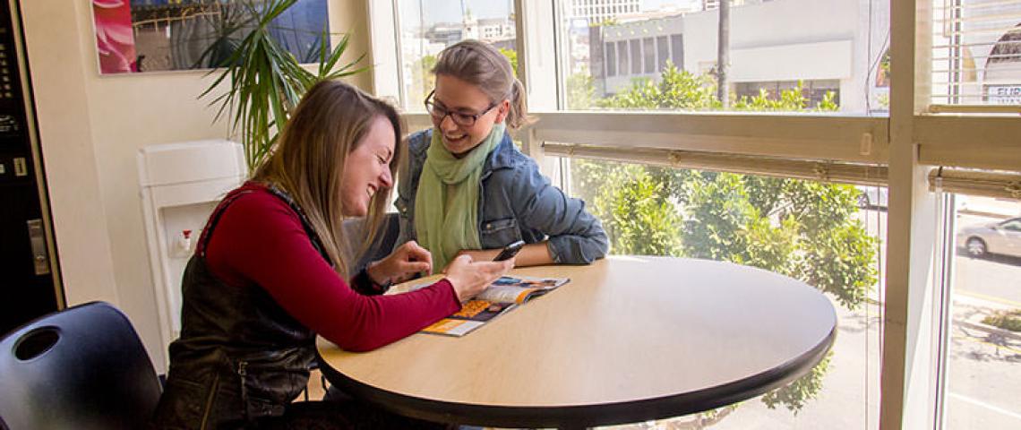 Sprachschüler sitzen im Gemeinschaftsraum Los Angeles