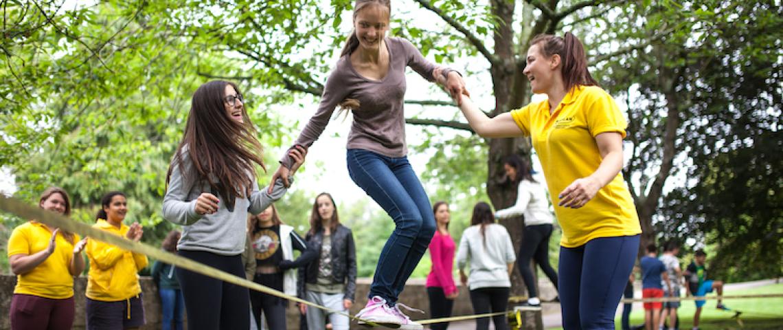 Sprachschüler*innen in Bath haben Spaß in ihrer Freizeit