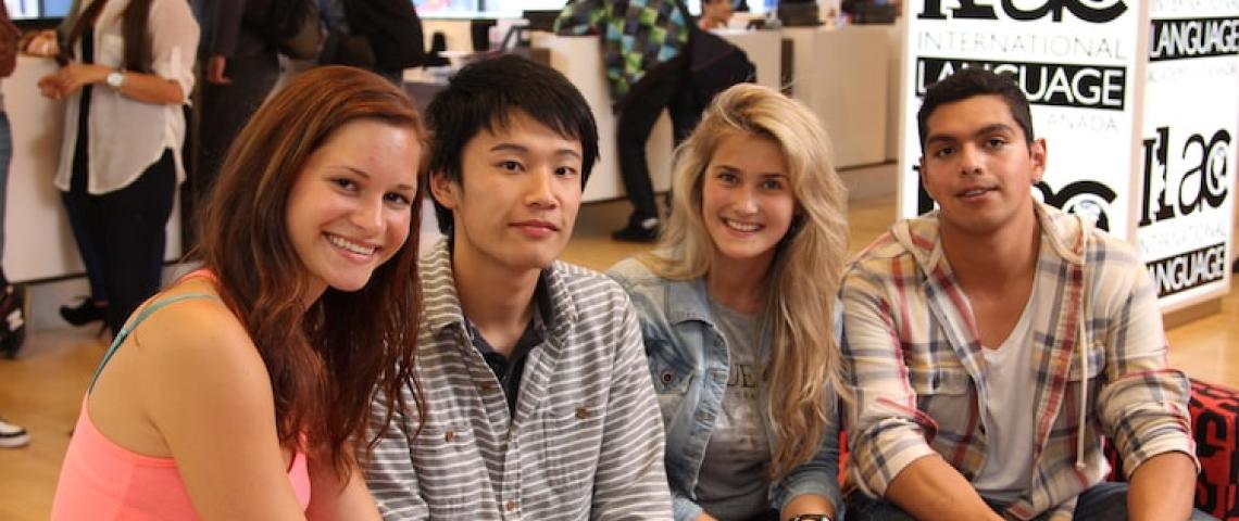 Sprachschüler sitzen in Sprachschule Toronto
