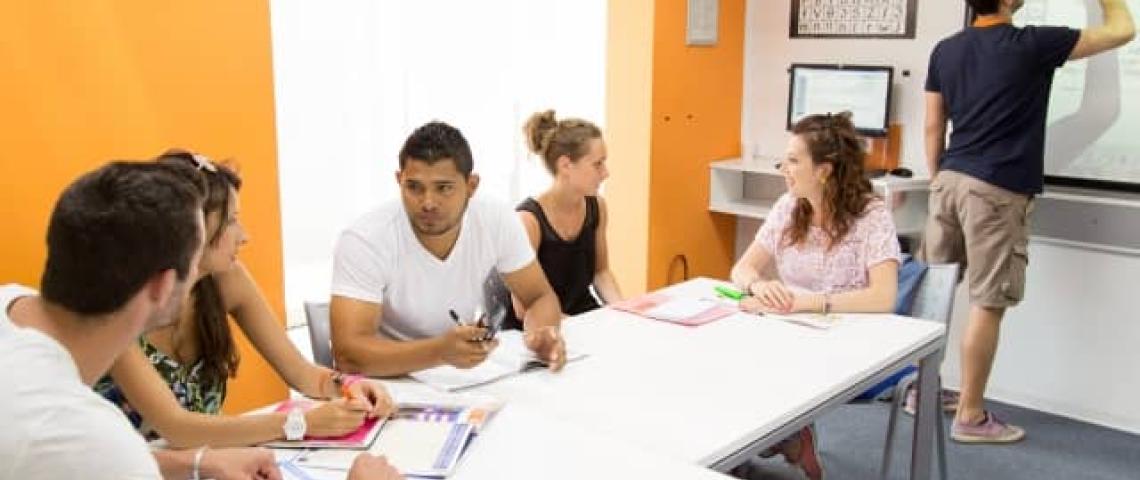 Zusammen arbeiten im Klassenzimmer