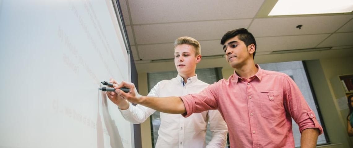 Sprachschüler lösen Aufgabe an Tafel Toronto