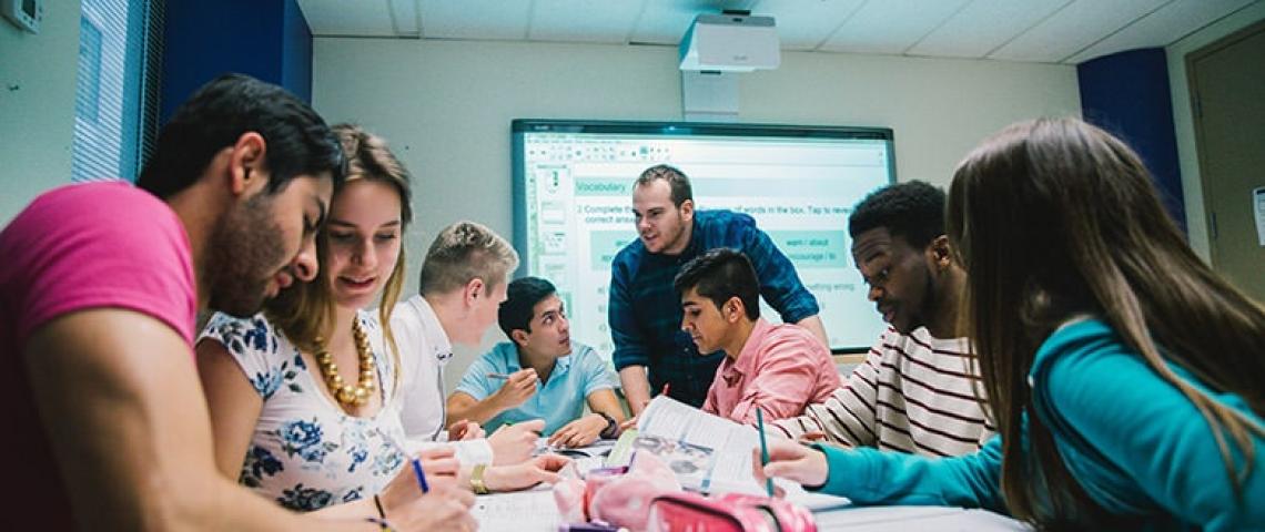 Sprachschüler lösen Aufgabe Kaplan Toronto