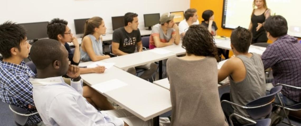 Sprachschüler sitzen in der Gruppe im Klassenzimmer