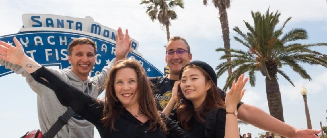 Sprachschüler verbringen Freizeit am Pier von Santa Monica