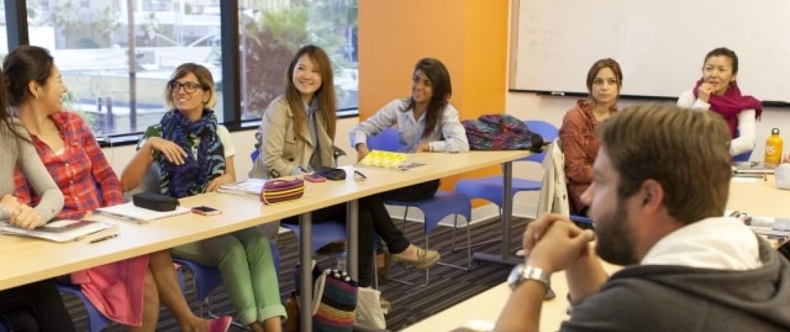Sprachschüler der Sprachschule Los Angeles sitzen im Klassenraum
