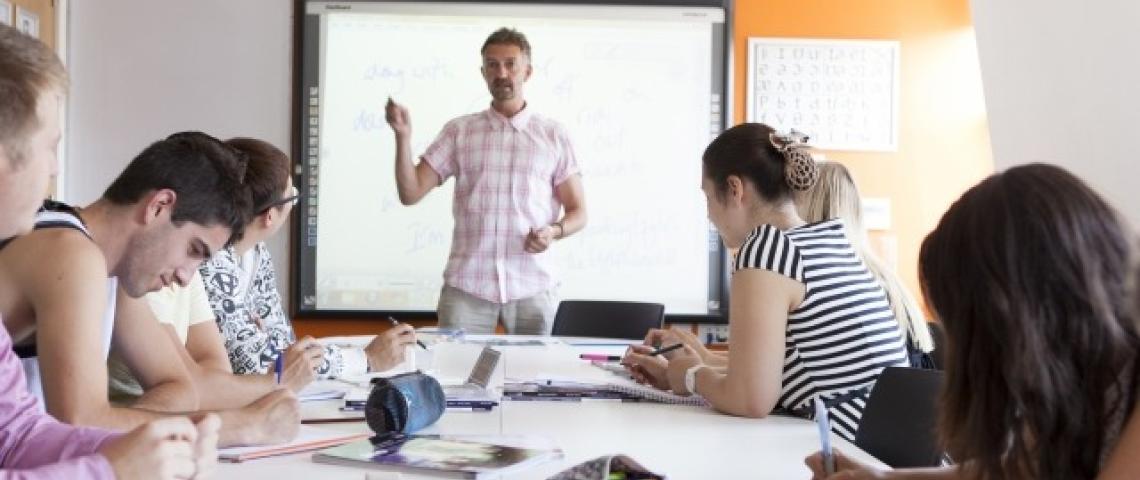 Klassenzimmer mit Smartboard