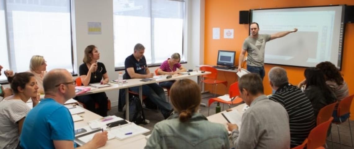 Sprachschüler sitzen vor Sprachschule Toronto