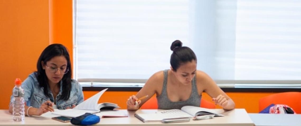 Sprachschülerinnen vor der Sprachschule Toronto