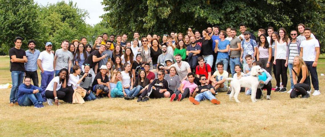 Gruppenfoto im Park in London