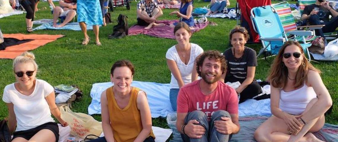 Sprachschüler sind auf Konzert im Park New York