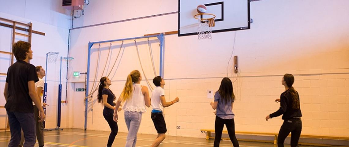 Basketballspiel für Sprachschüler